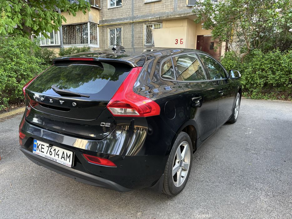 Чорний Volvo V40