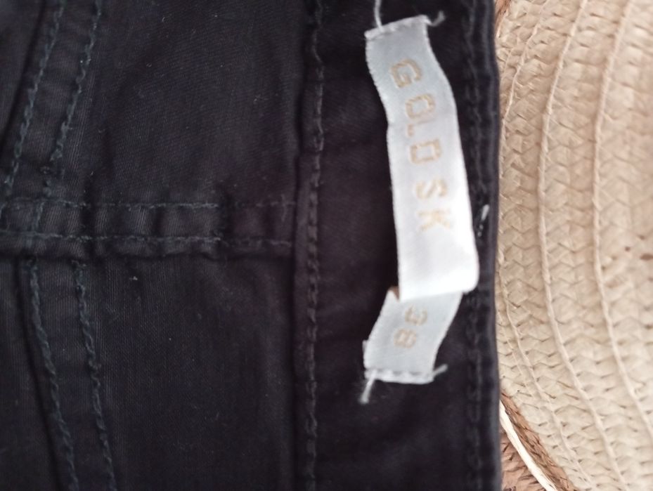 Modna czarna spódniczka z przetarciami i dziurami