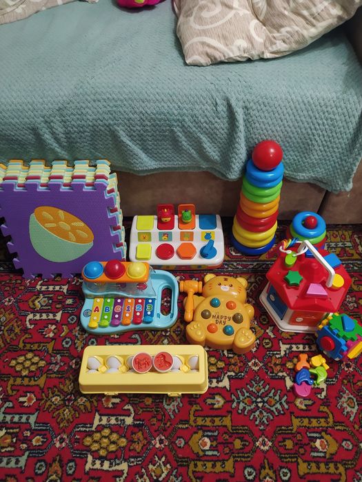 Продам іграшки, сортер, пазли, пірамідки.