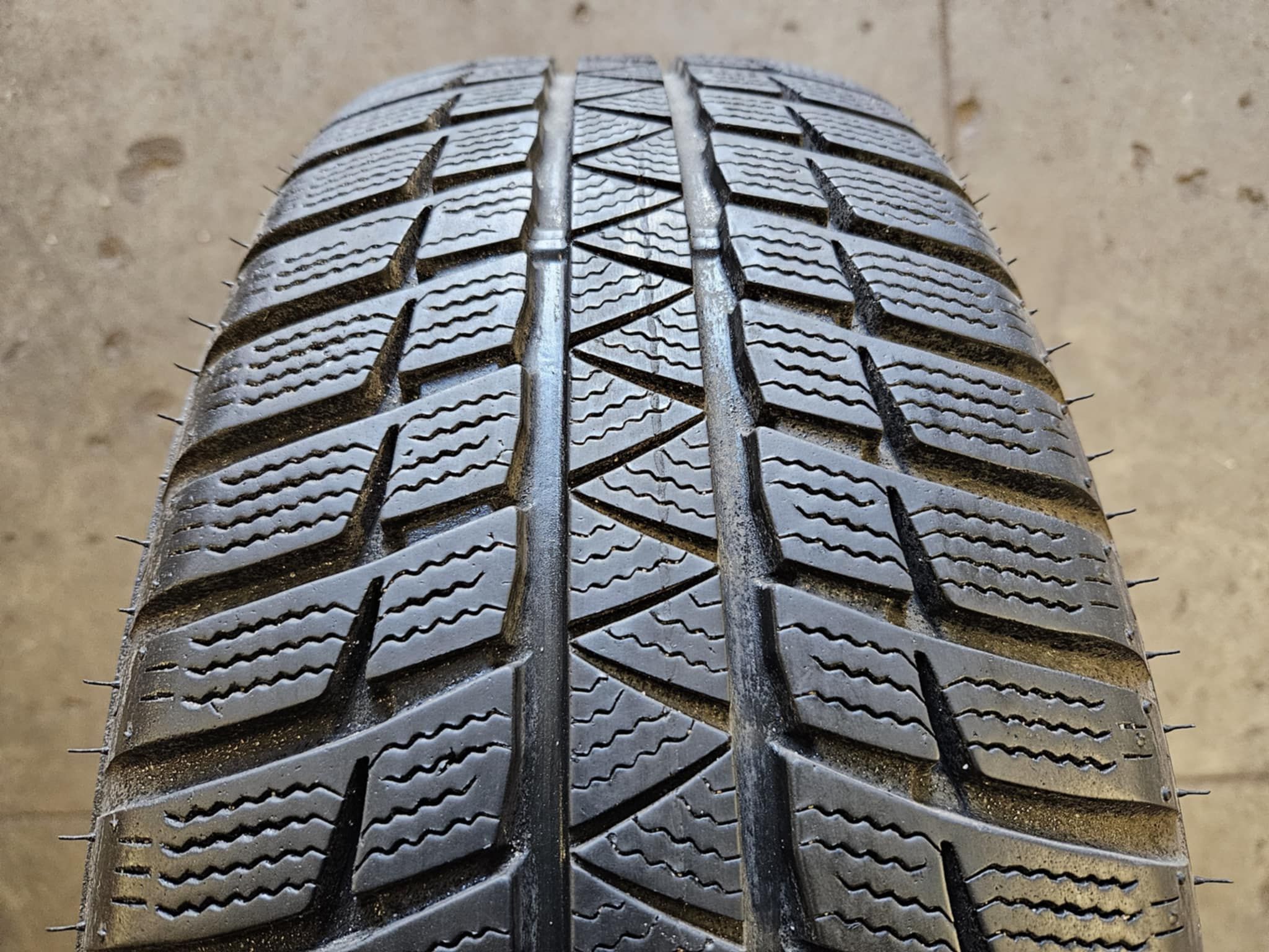 4x 205/60R16 92H Falken EuroWinter HS449 RUN FLAT / 2x 7mm + 2x 6,5mm