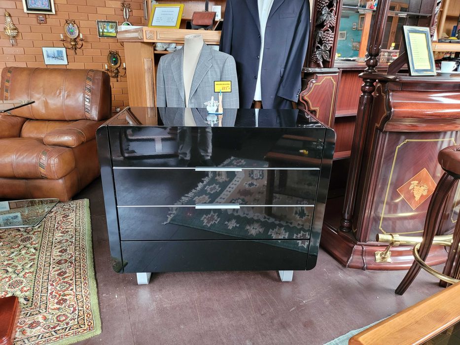 Cómoda de quatro gavetas de cor preta - Bom e