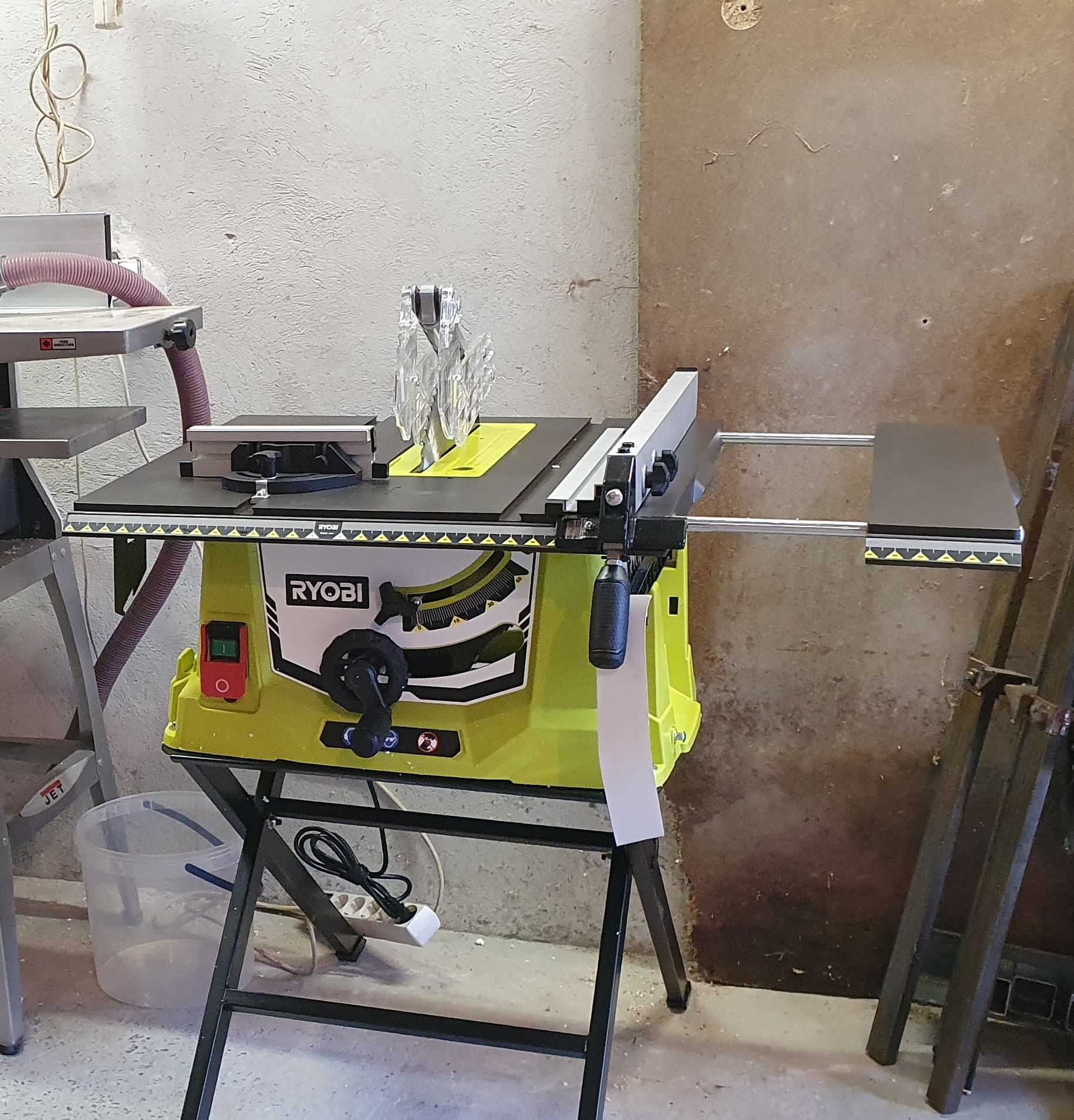 Пила циркулярная Ryobi RTS1800ES-G