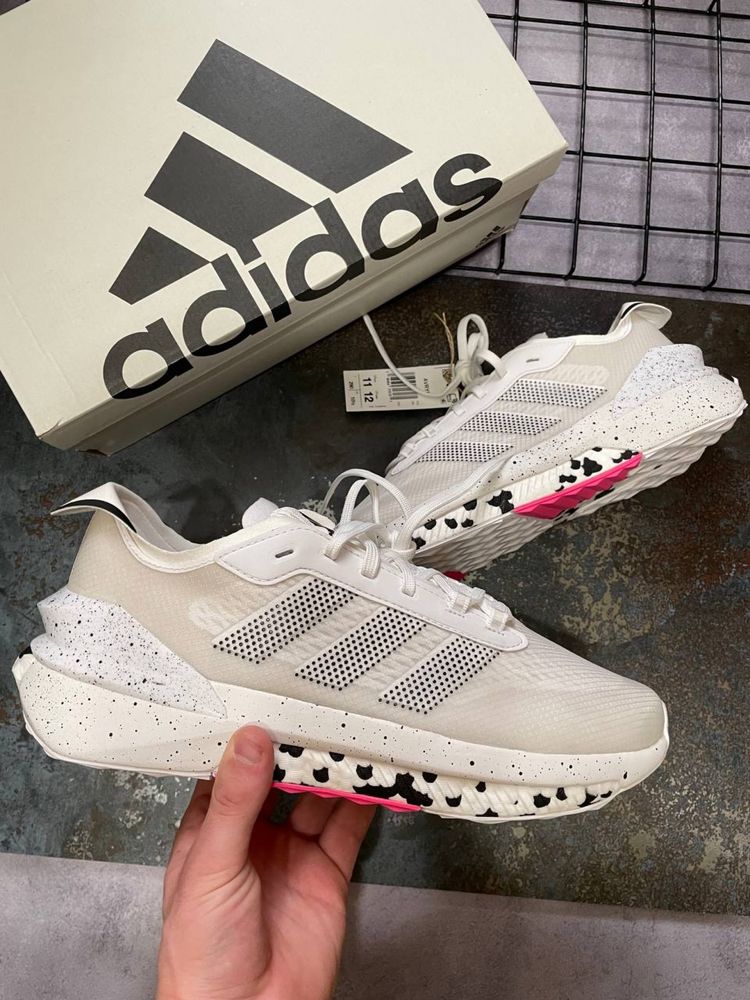 кросівки Adidas Avryn