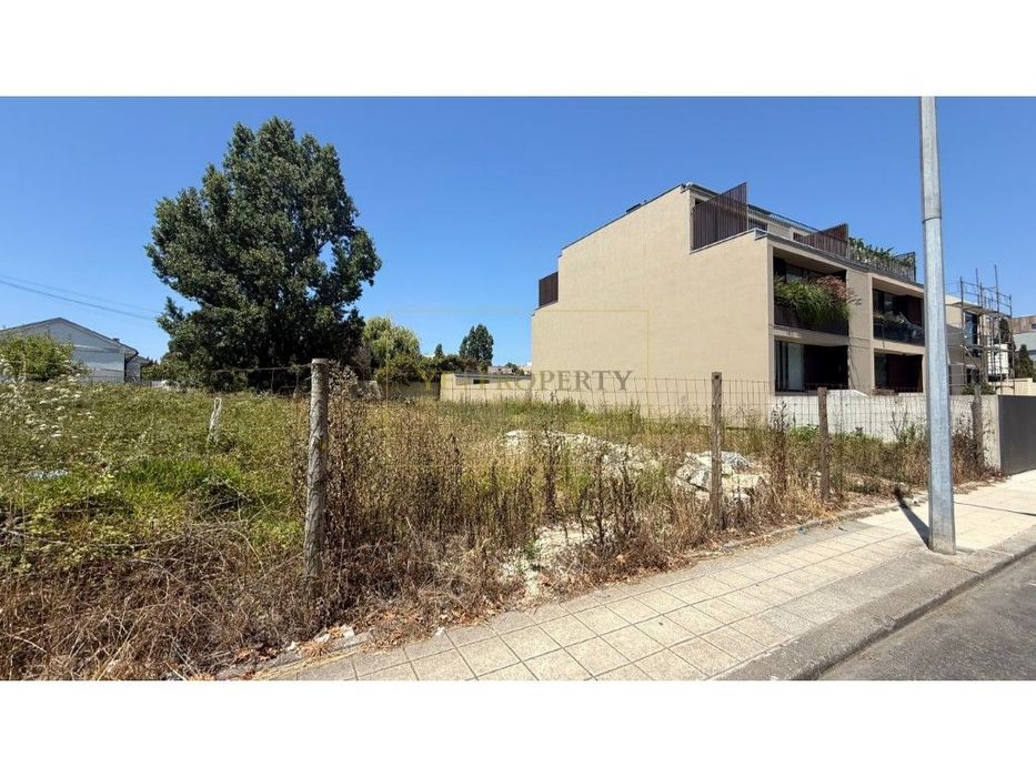 Lote de terreno com 273 m² para construção de moradia na Senhora da...