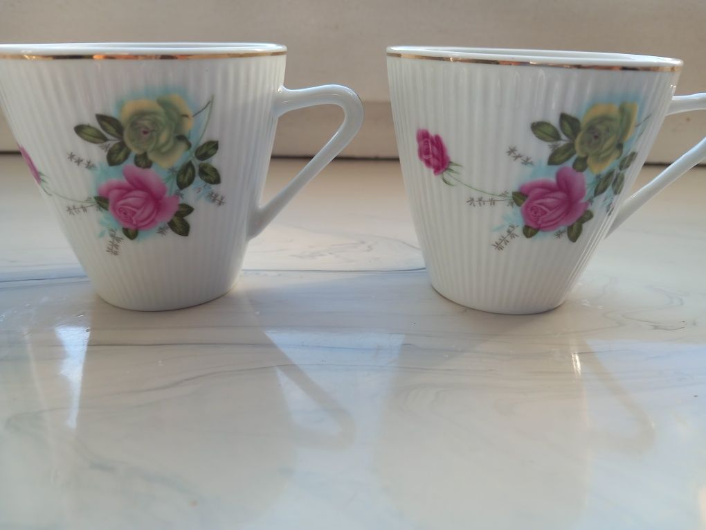 Porcelanowe filiżanki z różanym motywem.