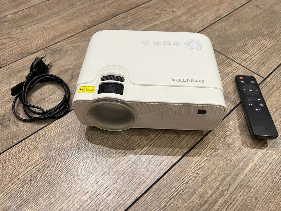 Недорогой проектор BYINTEK SKY K2
