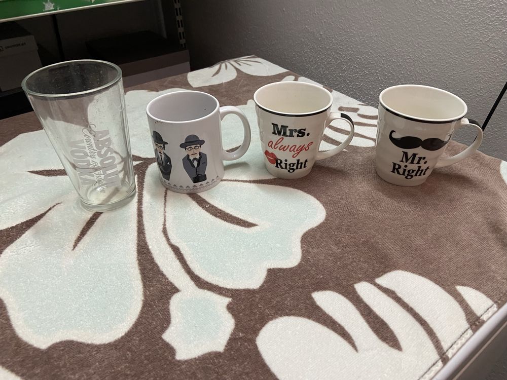 3 canecas e um copo