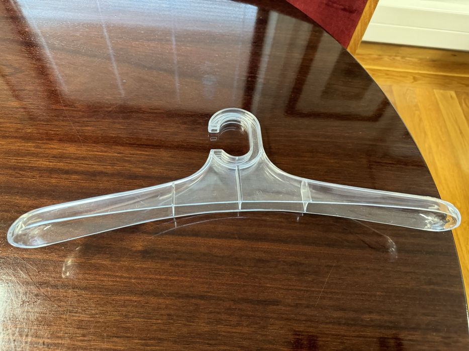 Cabides em acrílico em excelente estado