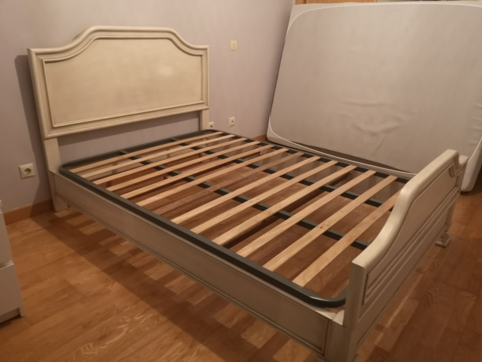Cama creme com mesas de cabeceira