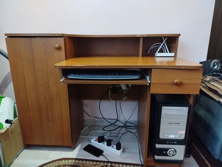 Комп'ютерний стіл