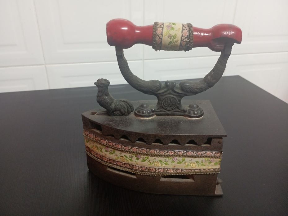 Ferro de engomar antigo