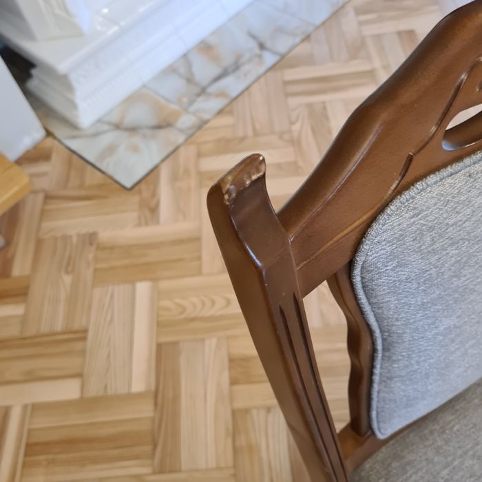 Stół  plus 6 krzeseł,  lite drewno bukowe, kolor wiśnia do odświeżenia