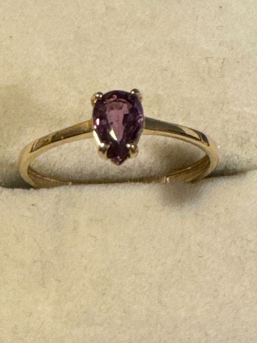 Złoty pierścionek z szafirem