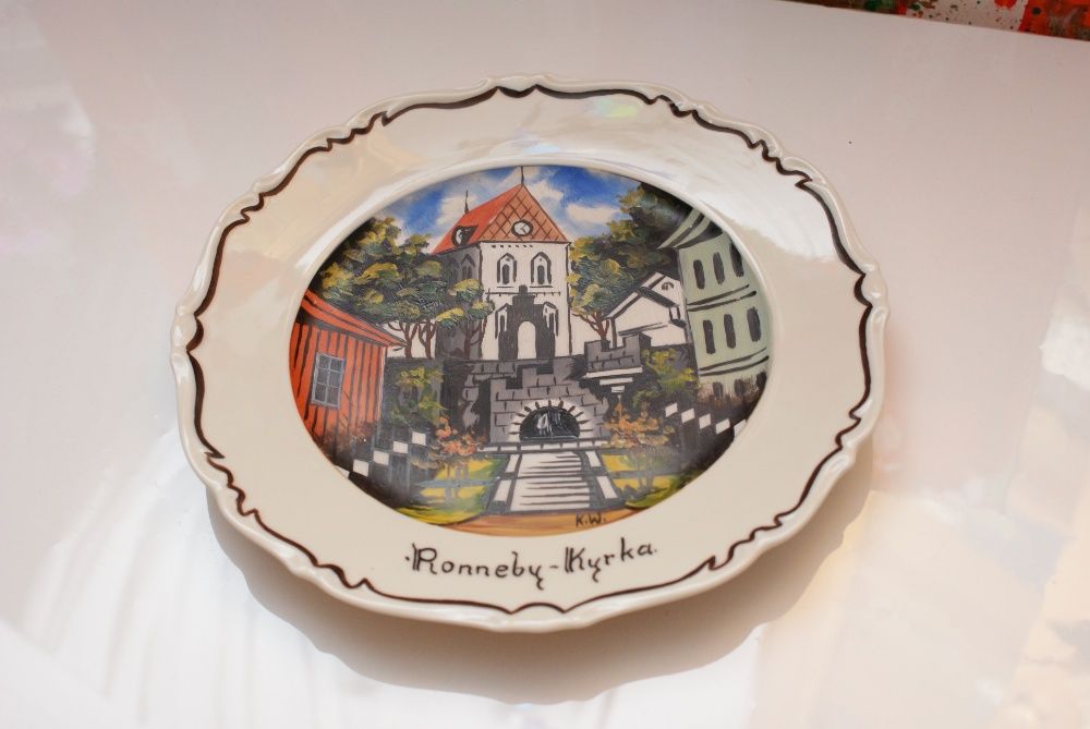 Talerz ręcznie malowany kościół Ronneby-Kyrka sygn. K.W. Szwecja