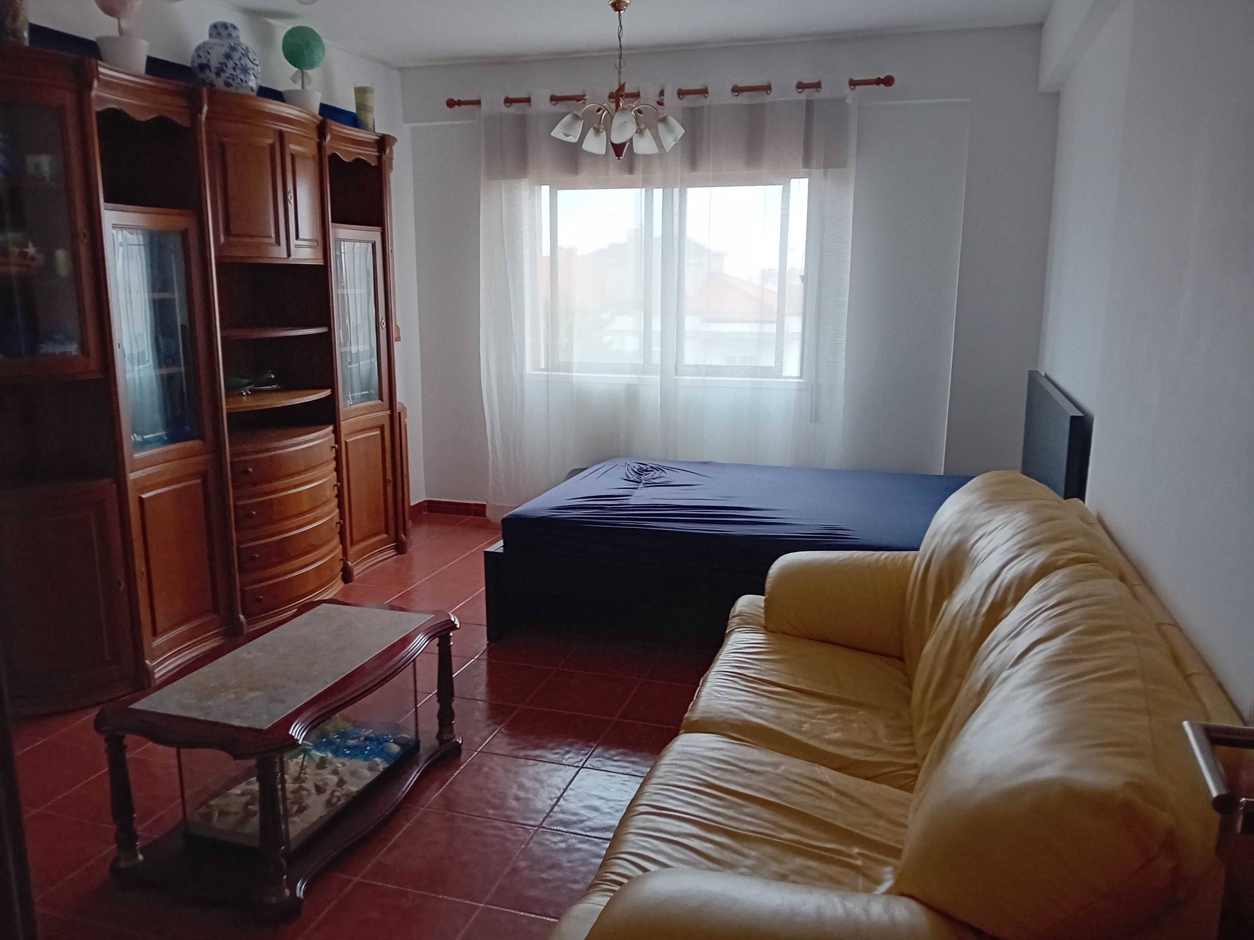 Arrenda-se quarto com sala de estar para 1 pessoa