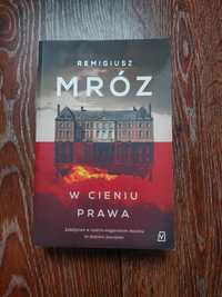 Remigiusz Mróz - W cieniu Prawa