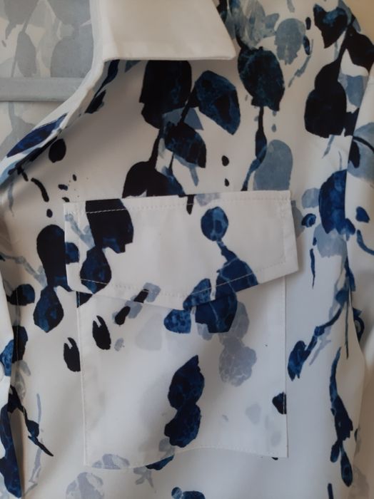 Elegancka biała koszula z niebieskim wzorem – kobieca i stylowa 36 38