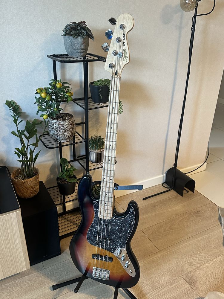 Gitara basowa Squier Jazz Bass - Aktywny (EMG jvx)