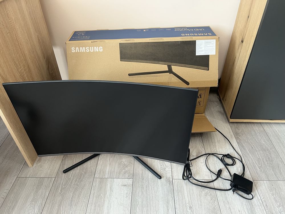 Монітор 32” Samsung U32R590CWI — вигнутий 4K UHD дисплей