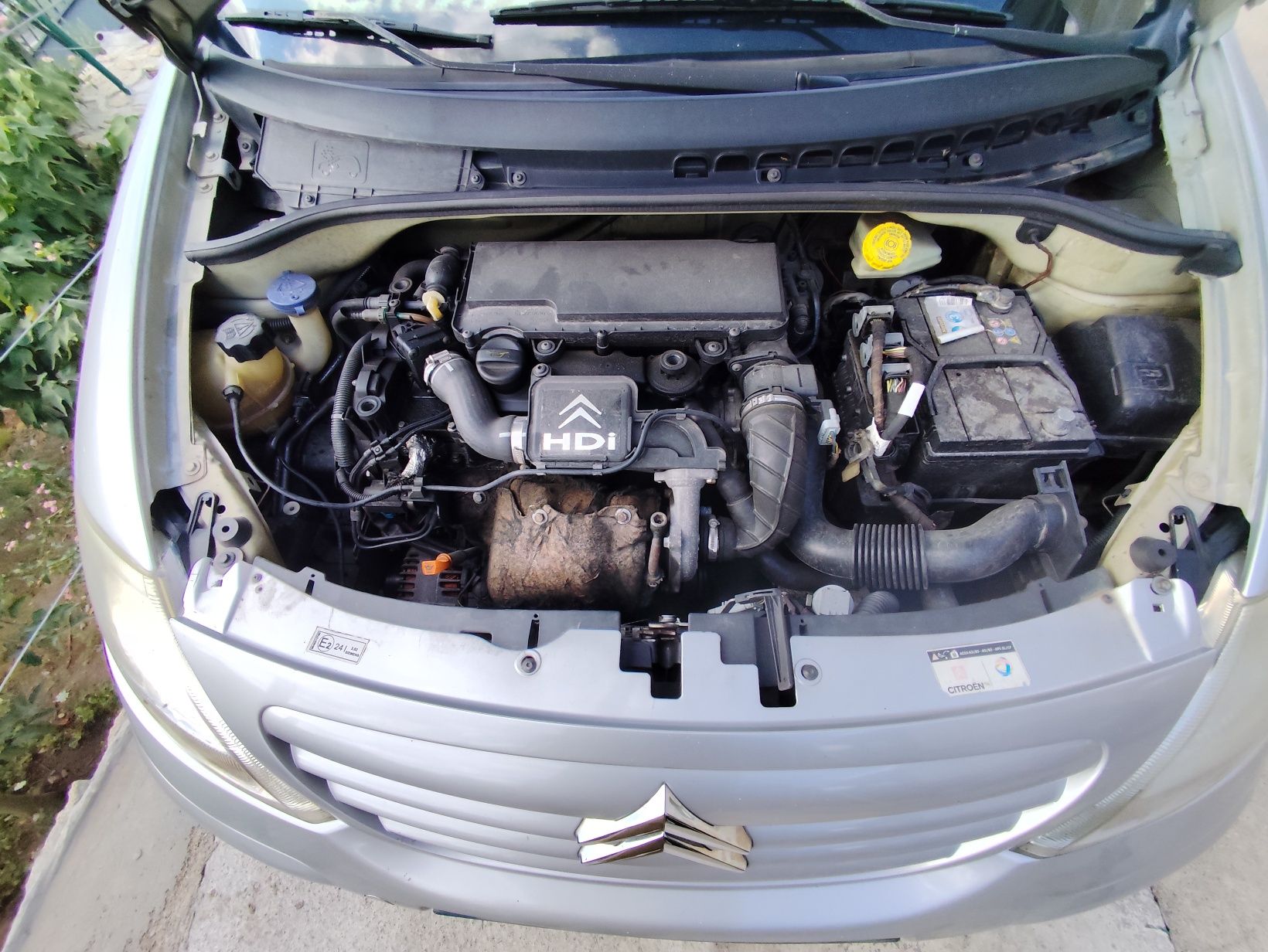 Troco por moto ou vendo Citroen C3 1.4HDI ano 2004  em bom estado mecâ