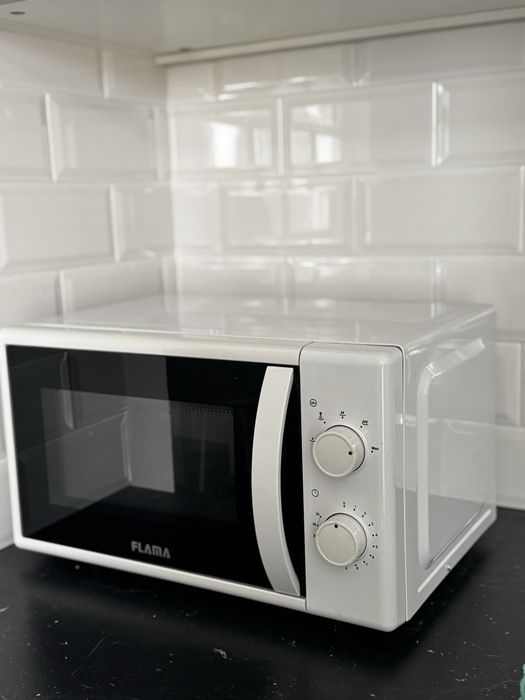 Microondas modelo Flama 1824FL