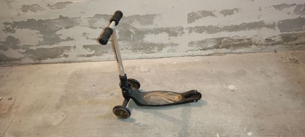 Hulajnoga trójkołowa