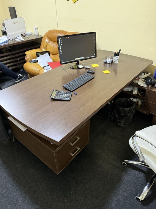 2 столи для дому або офісу