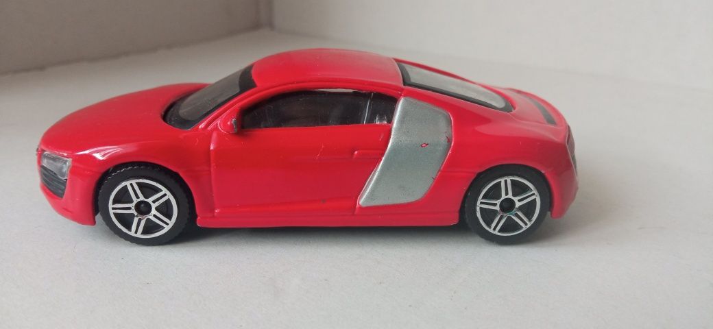 Bburago Audi R8 w skali 1/43