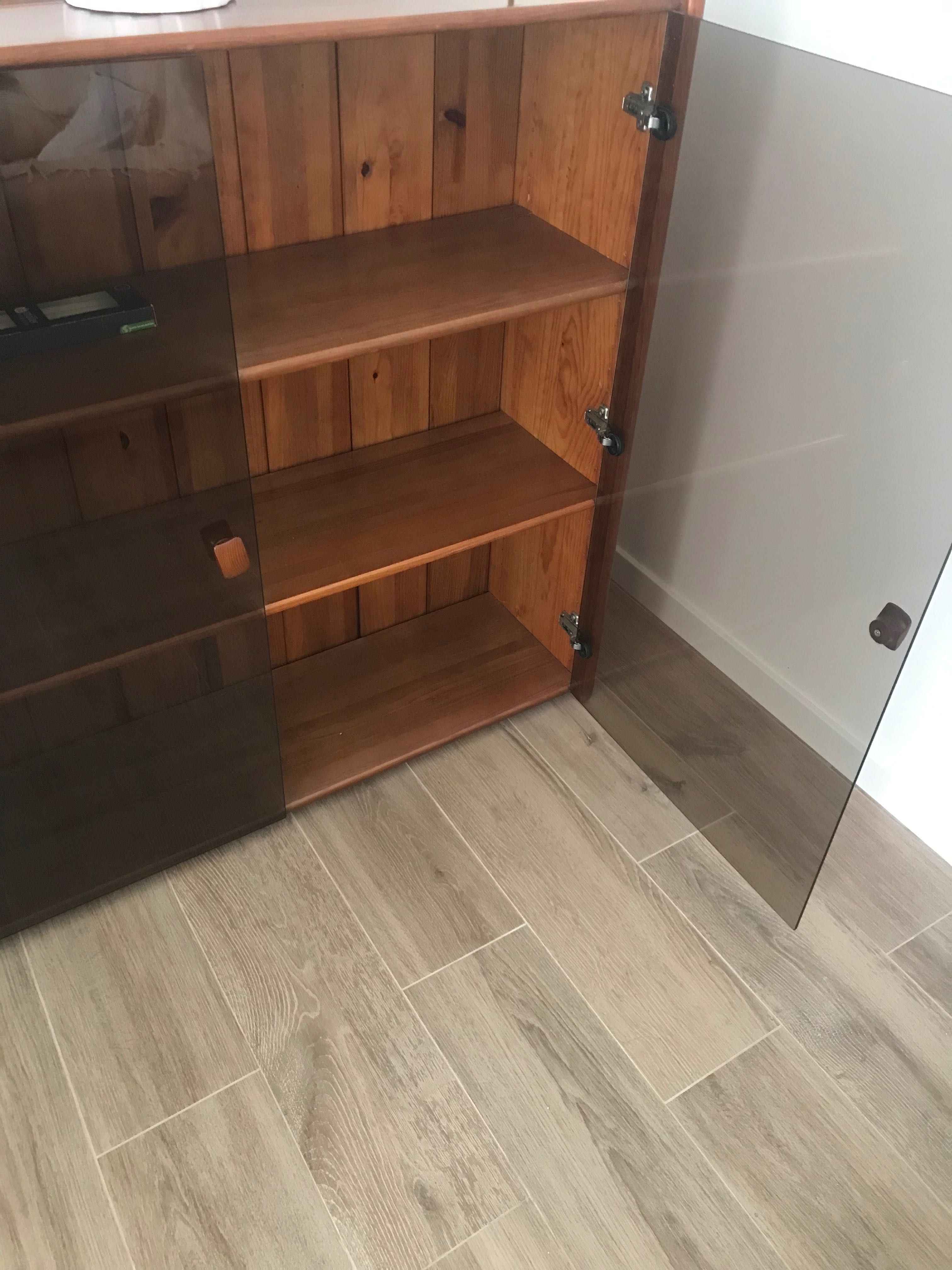 Móvel com portas de vidro Cerne