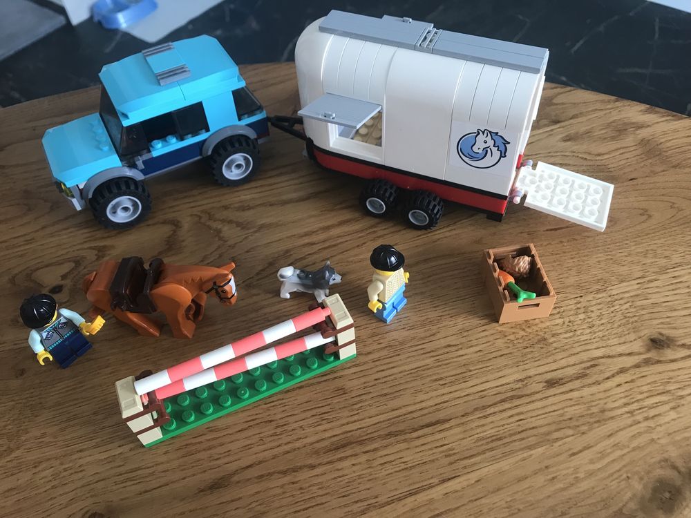 Конструктор LEGO City Фургон для лошадей (60327)