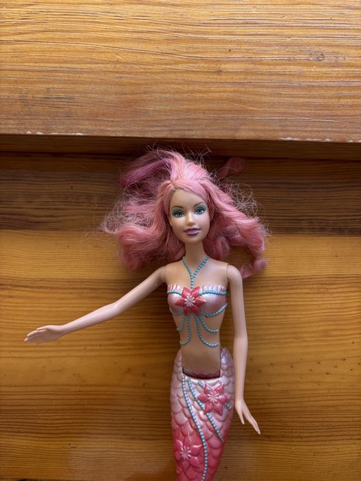 Barbie sereia com tons rosa e em ótimo estado