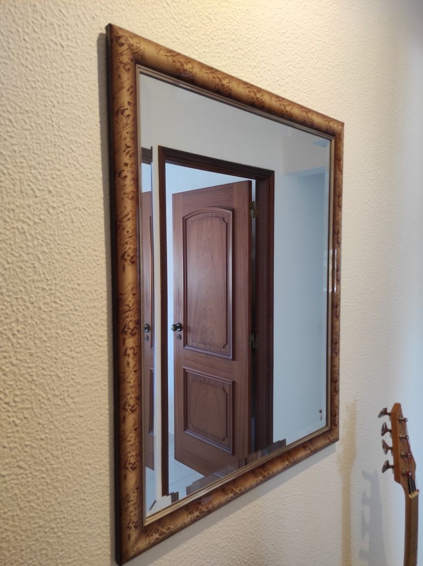 Espelho com moldura personalizada