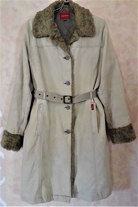 Пальто женское светлое фирменное (MEXX) вельветовое 46-48 размера