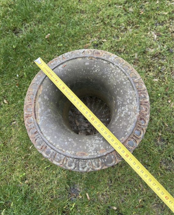 Stara pałacowa donica żeliwna na postumencie