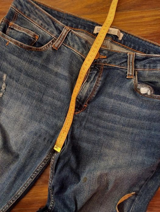 Jeansy rurki z dziurami Zara