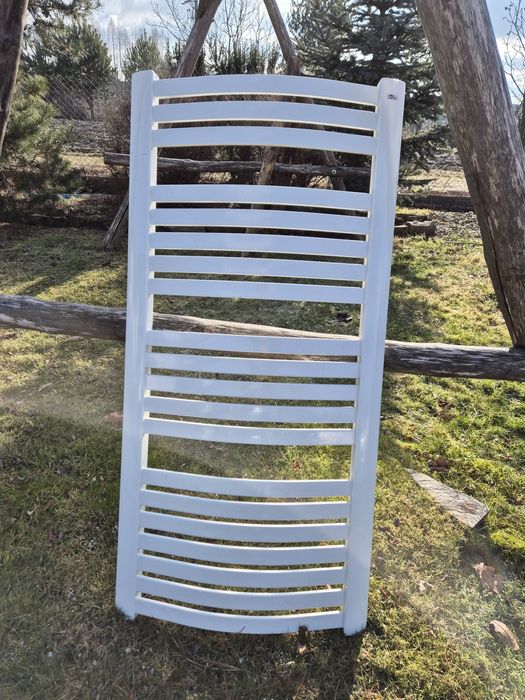 Biały grzejnik łazienkowy