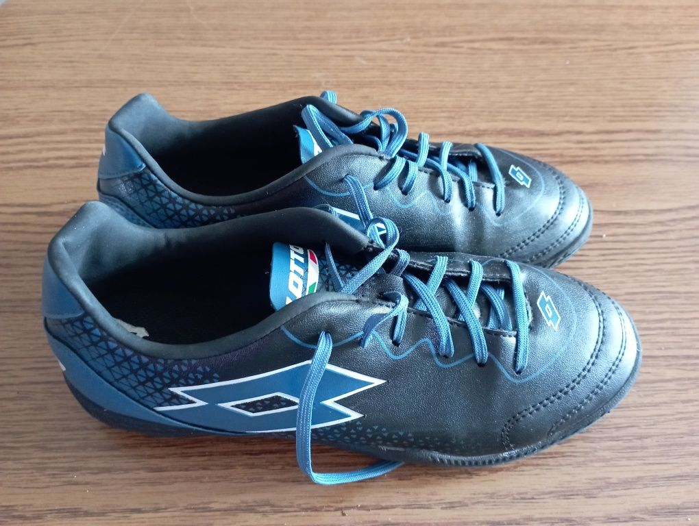 Buty piłkarskie Lotto żwirówki r. 38