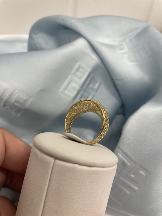 Sprzedam śliczny oryginalny  pierścionek diamentowany