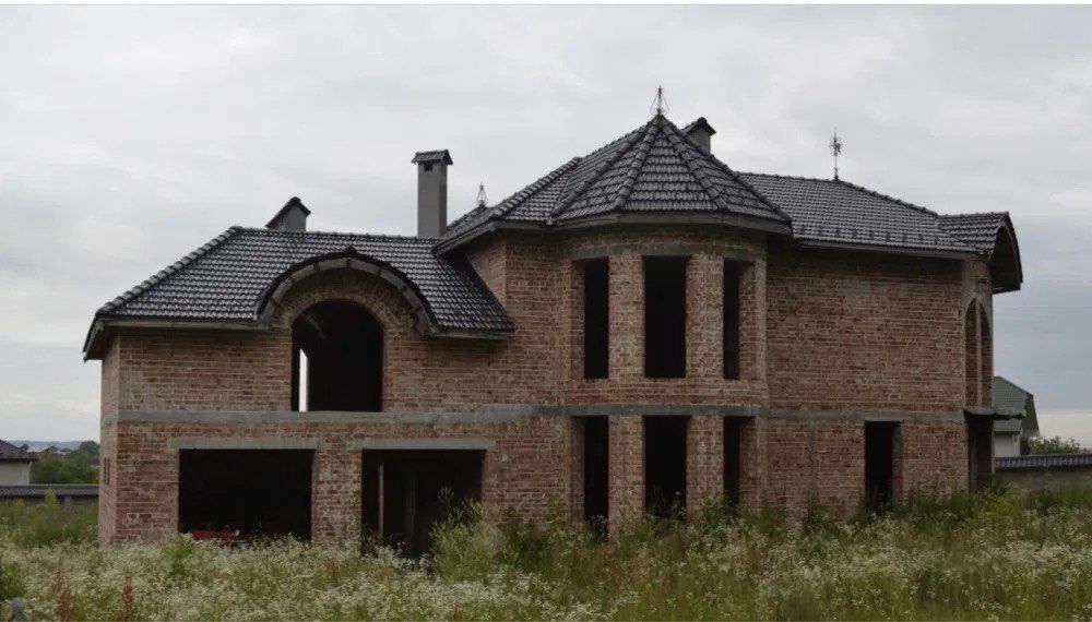 Сучасний будинок 580 м² із гаражем і терасою, 10 хв до центру