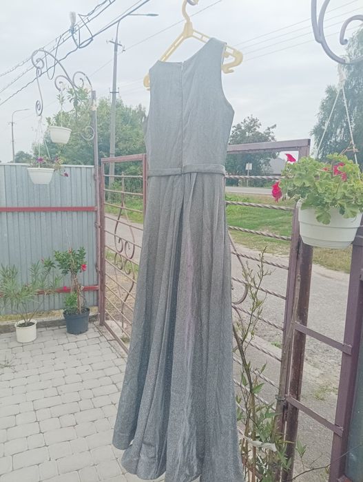 Вишукана сукня сірого кольору