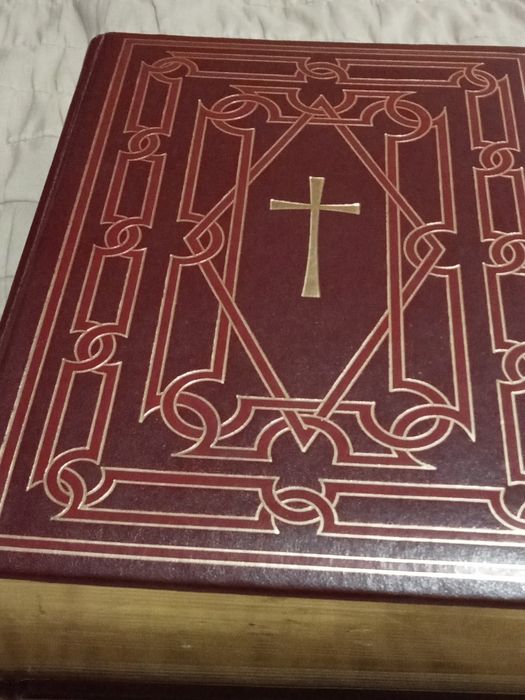 Vendo bíbilia sagrada grande30 por 20 folhas dourada excelente estado
