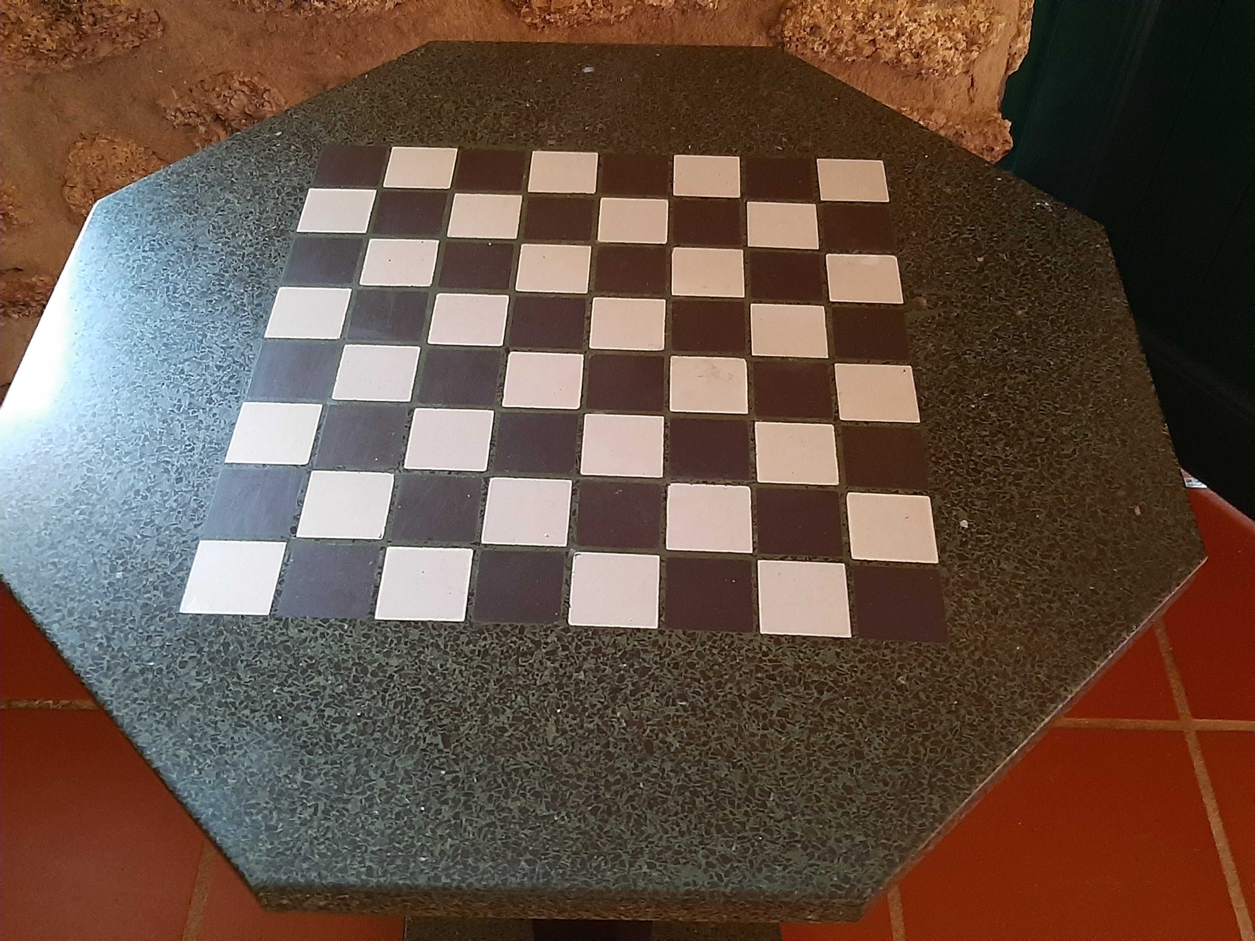 Mesa de jogo (xadrez e damas)