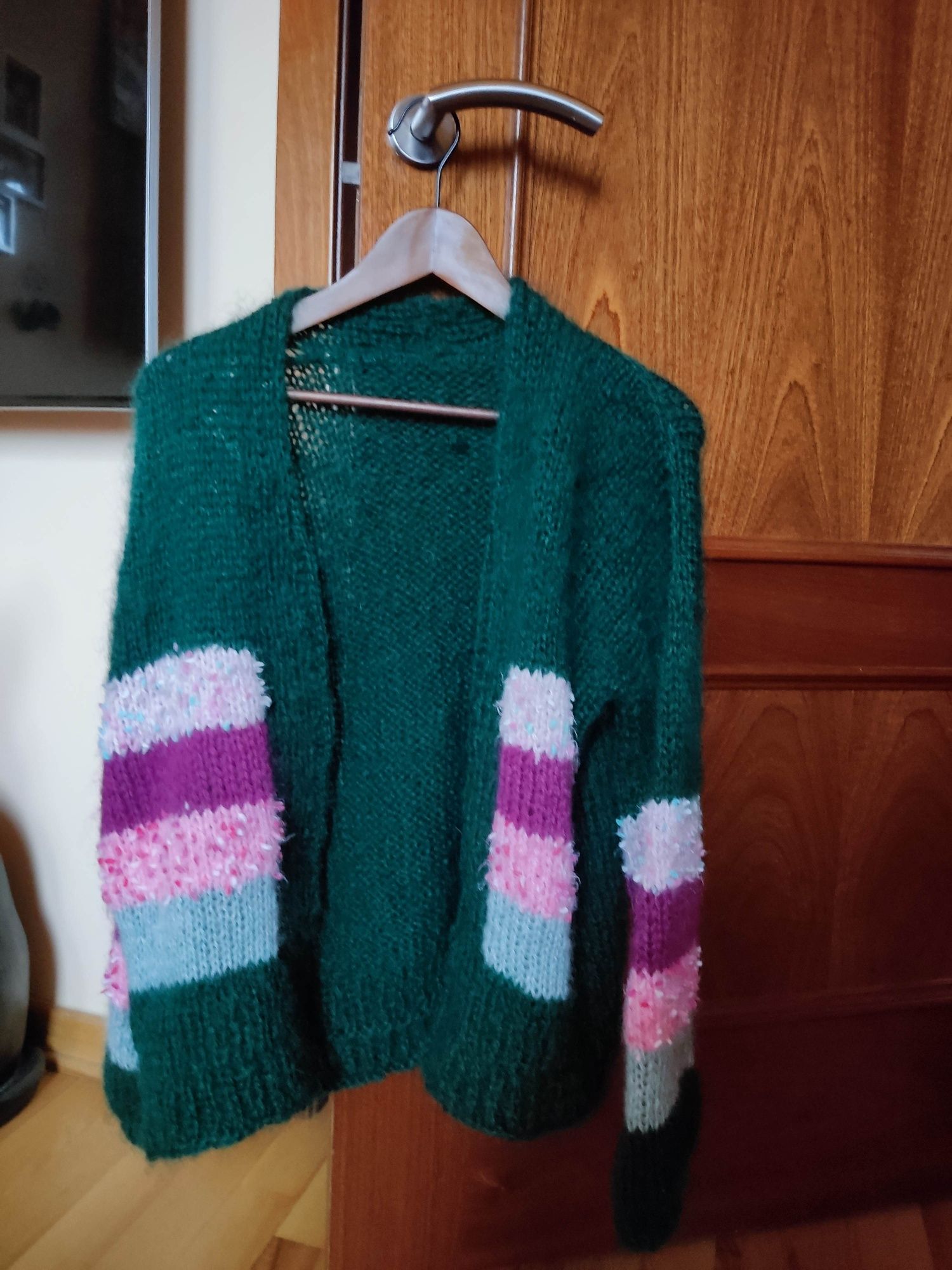 Sweter moherowy robiony na drutach