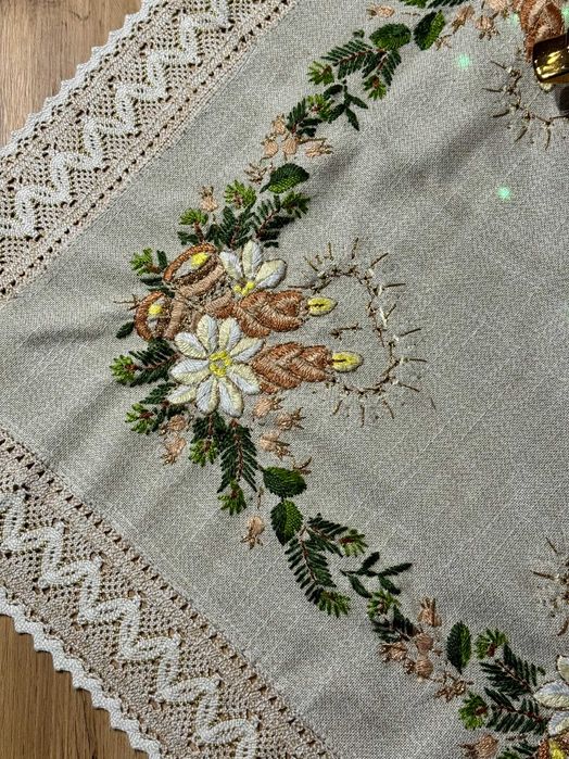 Bardzo efektowny i oryginalny obrus dekoracyjny – na Świąteczny Stół;