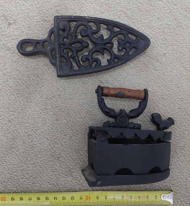 Ferro de engomar de pequena dimensão.