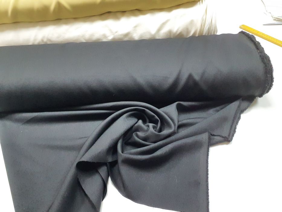 Tkanina czarna z elastanem lejąca szer.150 cm.