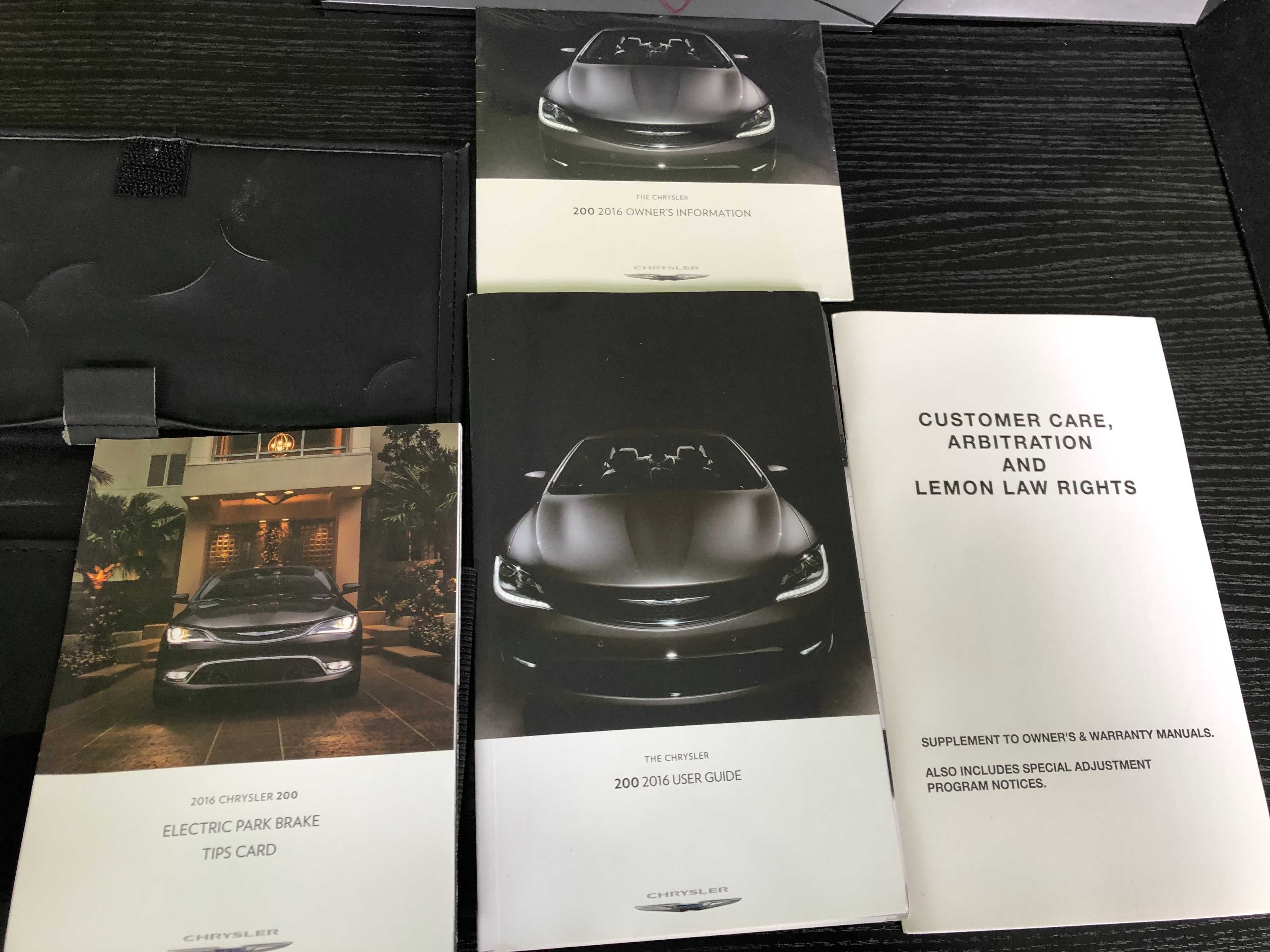 Сервисная книга Chrysler 2016 года