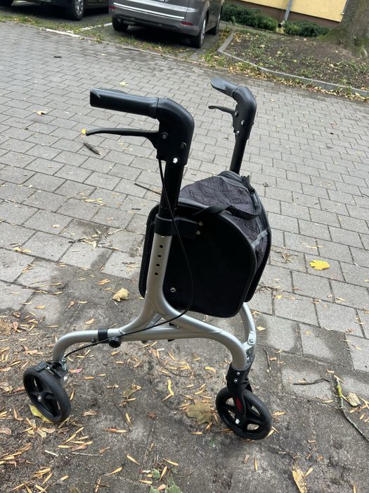 Chodzik inwalidzki trojkolowy
