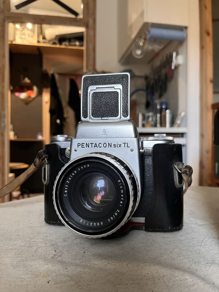 Pentacon Six z obiektywem - średni format