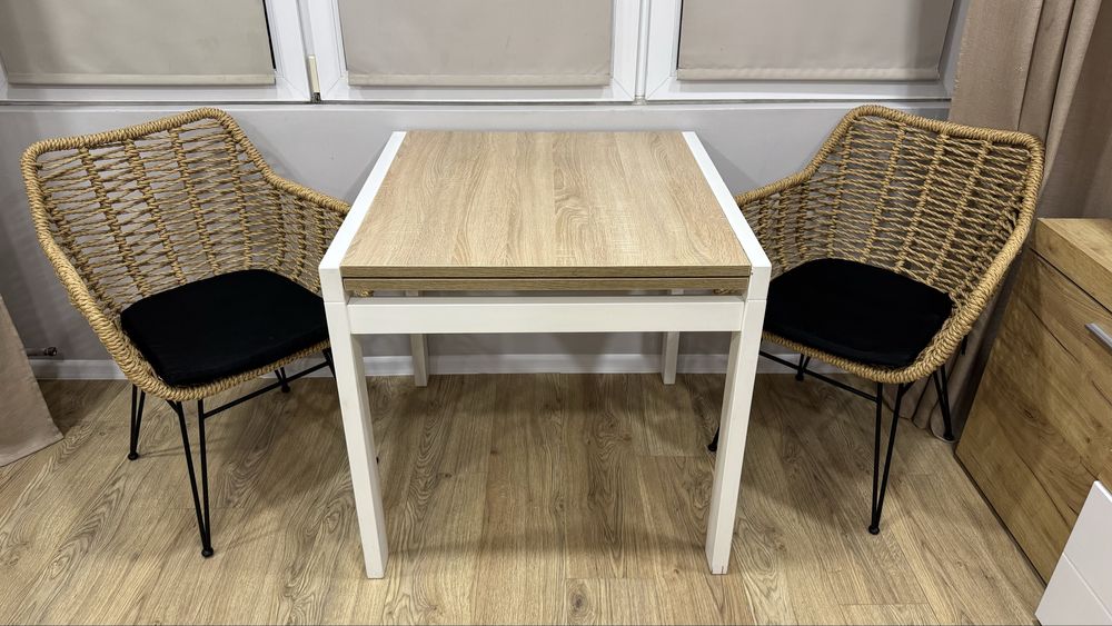 Stół rozkładany z dwoma krzesłami rattanowymi